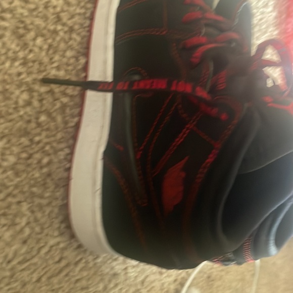 Jordan 1 red and black but wit no box - Picture 4 of 17